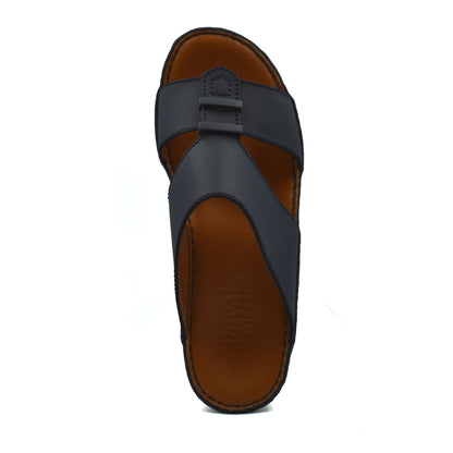 Comfortable rubber sandals in black with adjustable strap and brown cushioned footbed