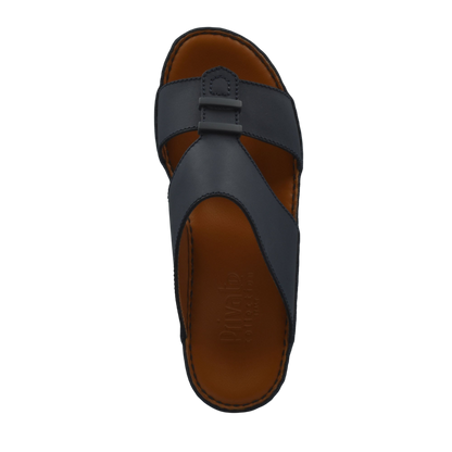 Comfortable rubber sandals in black with adjustable strap and brown cushioned footbed