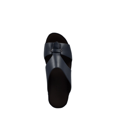 Black kids leather sandals with cross strap design for comfortable summer wear