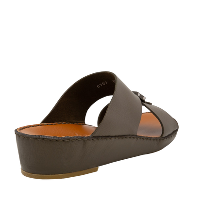 Private Collection classic leather sandals in brown with open toe and cushioned sole